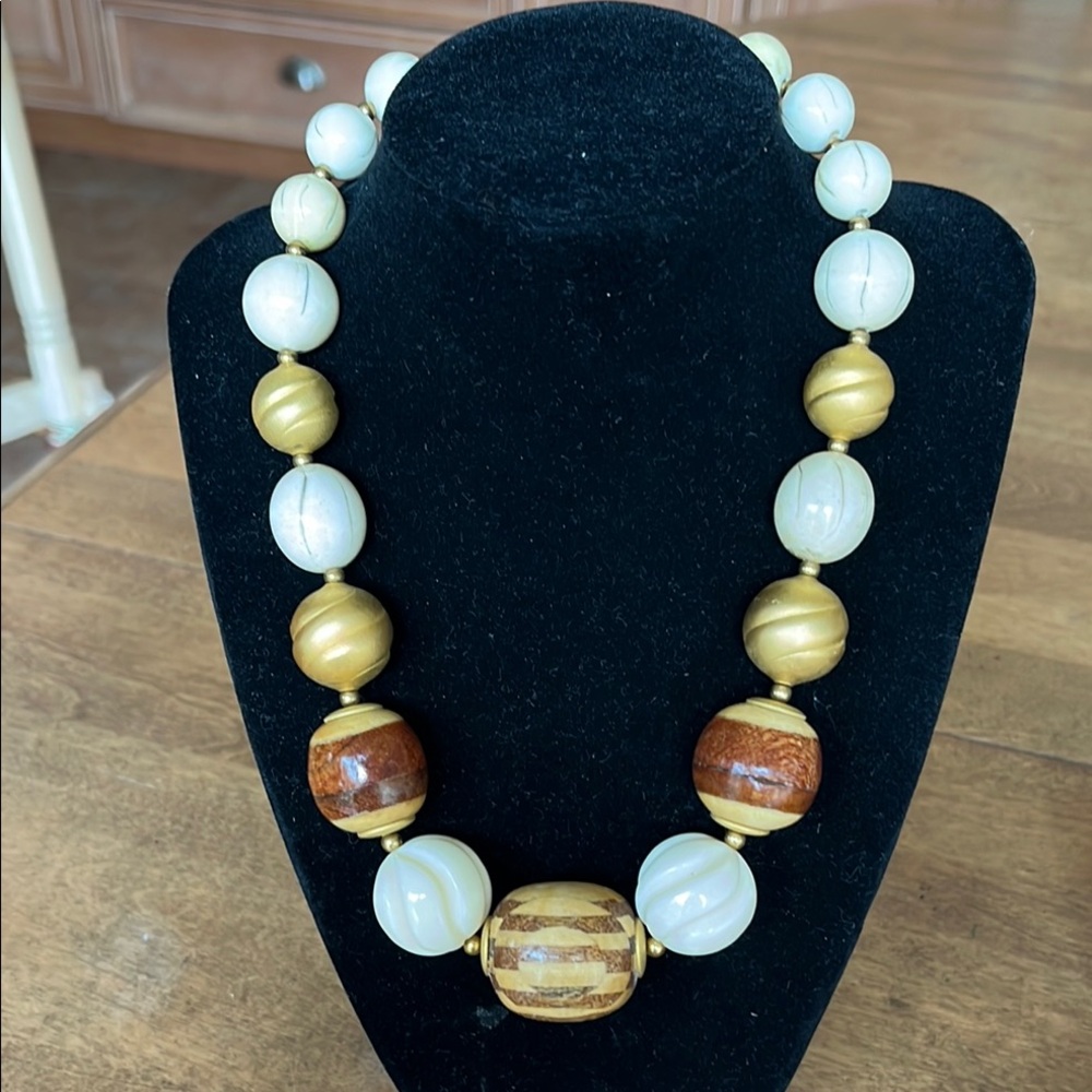 Vintage Elegant Gold and Cream Beaded Necklace